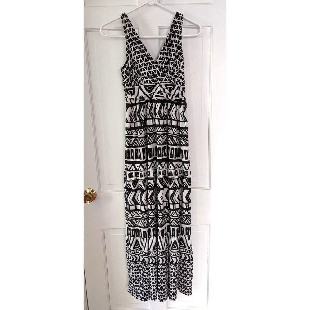 Women's Black and White V-Neck Graphic Flowy Tiered Maxi Dress XS